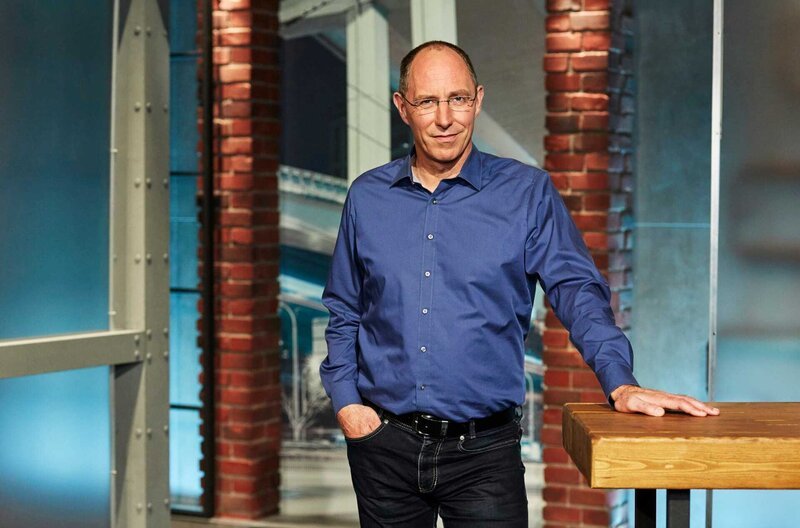 Moderator Thomas Ranft präsentiert Verblüffendes aus der Welt des Wissens. – Bild: HR/​Sebastian Reimold