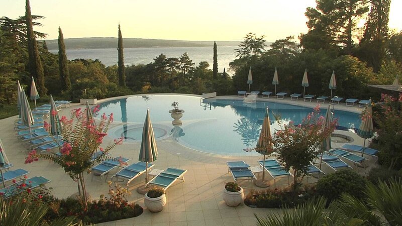 Swimingpool des Grand Hotel Kvarner Palace mit Insel Krk im Hintergrund. – Bild: 3sat