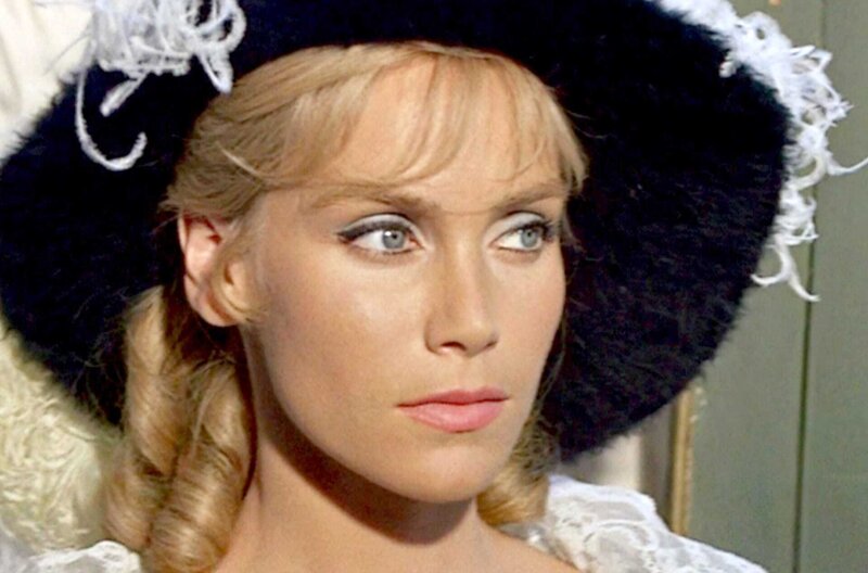 Die Küste der Piraten – Bild: 2023 Plaion Pictures/​All rights reserved /​ Die Nichte des Gouverneurs, Isabela Linares (Estella Blain), möchte aus den spanischen Kolonien zurück ins Mutterland Spanien an den Hof des Königs.