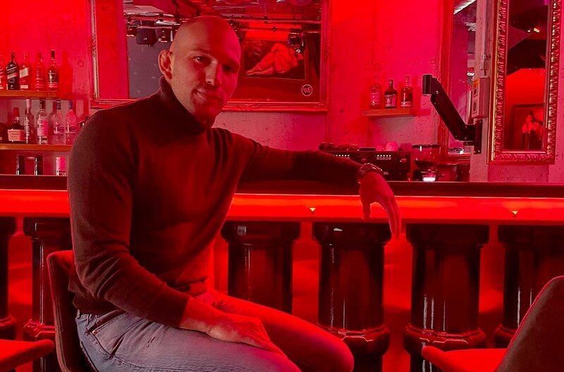 Nachtclub-Besitzer Max Coga. – Bild: HR/​Antonia Troschke