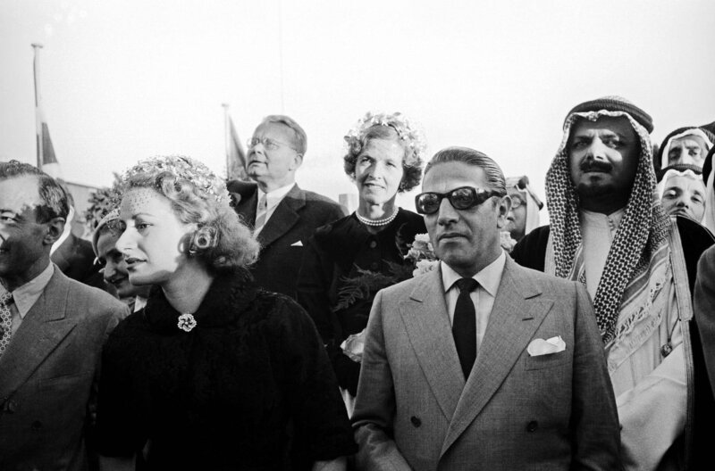 Tina und Aristoteles Onassis, Scheich Abdula Ali Reza, Fürstin Ann-Marie von Bismarck beim Stapellauf des Tankers „Al Malik Saud Al-Awal“ in Hamburg , des seinerzeit größten Tankers der Welt (03.06.1954). – Bild: phoenix/NDR/Stennerfilm/Bettmann Archive Tina und Aristoteles Onassis, Scheich Abdula Ali Reza, Fürstin Ann-Marie von Bismarck beim Stapellauf des Tankers „Al Malik Saud Al-Awal“ in Hamburg , des seinerzeit größten Tankers der Welt (03.06.1954). – Bild: phoenix/NDR/Stennerfilm/Bettmann Archive