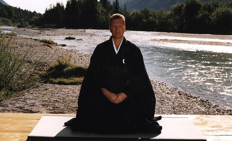 Hinnerk Sobu Sensei Polenski, Autor der Serie "Zen Meditation" bei Dreharbeiten an der Isar. – Bild: BR/​PSF Film + Video GmbH