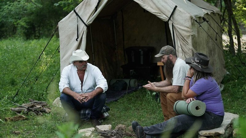 Marty, Matt and Misty sitting in front of their tent, talking. – Bild: Discovery Channel /​ Discovery Communications