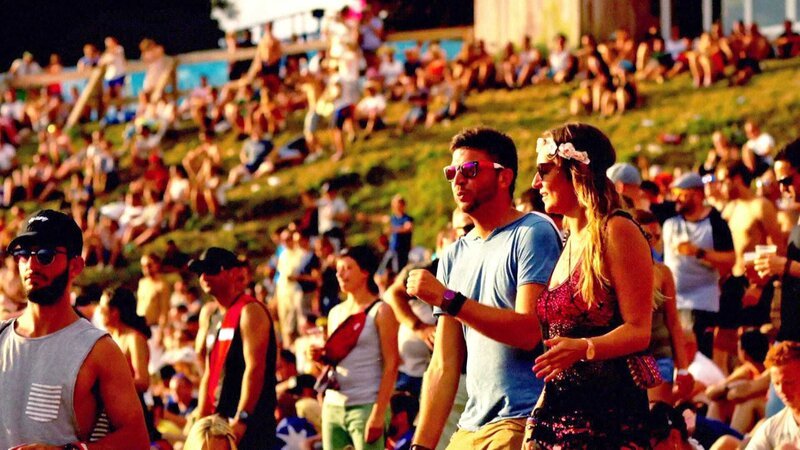 Rund 400.000 Gäste zog das Musik-Festival „Tomorrowland“ im belgischen Boom 2017 an. – Bild: N24 Doku
