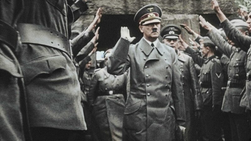 Hitler geht zum Friedhof Landmark, wo 3.000 deutsche Studenten, Freiwillige des Krieges von 1914 bestattet wurden – Bild: Bundesarchiv /​ © National Geographic
