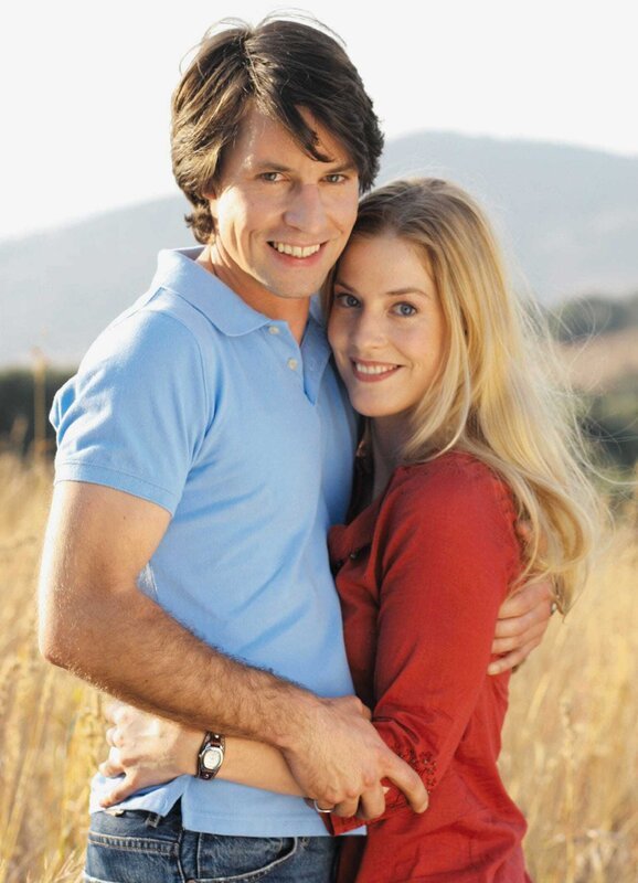 (L-R): Daniel (Roman Rossa) und Julia (Susanne Gärtner). – Bild: SF