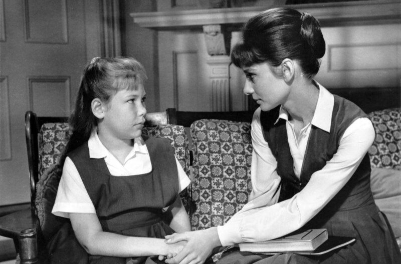 Infam – Bild: 1961 Metro-Goldwyn-Mayer Studios Inc./​All rights reserved /​ Die Lehrerin Karen Wright (Audrey Hepburn, re.) versucht, mit der aufmüpfigen und frechen Schülerin Mary Tilford (Karen Balkin, li.) zu reden.