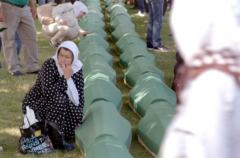 Gedenkfeier in Srebrenica im Jahr 2022: Im Jahr 1995 ermordeten Serben hier mindestens 8.000 Bosniaken. – Bild: YUZU Productions /​ Gedenkfeier in Srebrenica im Jahr 2022: Im Jahr 1995 ermordeten Serben hier mindestens 8.000 Bosniaken.