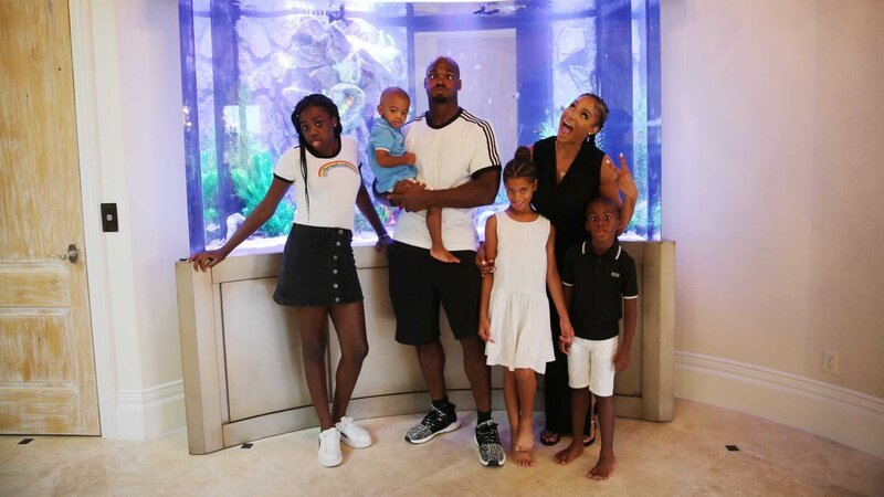 Adrian and his family in front of their new tank. – Bild: Discovery Communications