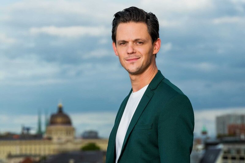 Jo Schück – Bild: ZDF und Svea Pietschmann. Jo Schück – Bild: ZDF und Svea Pietschmann.