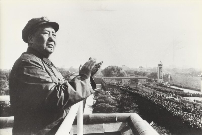 Mao bei einer Massenveranstaltung. – Bild: SPIEGEL TV Mao bei einer Massenveranstaltung. – Bild: SPIEGEL TV