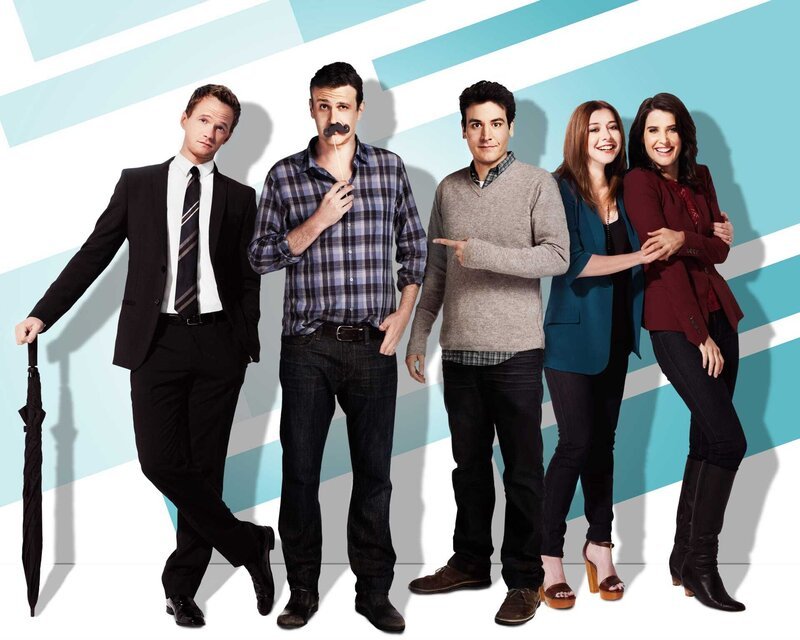 Einblicke in die verrückten Zeiten von Ted (Josh Radnor, M.), Marshall (Jason Segel, 2.v.l.), Barney (Neil Patrick Harris, l.), Lily (Alyson Hannigan, 2.v.r.) und Robin (Cobie Smulders, r.) … – Bild: 2005 CBS Broadcasting Inc. All Rights Reserved.