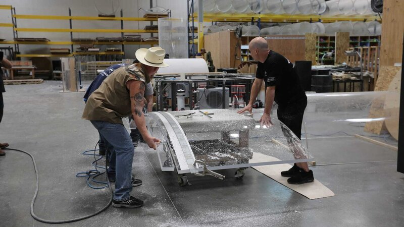 Redneck helps Chuy to remove the cut piece. – Bild: Animal Planet /​ Discovery Communications