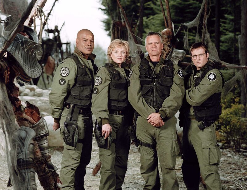 Die Stargate-Teams, die unter der Leitung der geheimen Organisation SGA stehen und von deren Existenz nur der US-Präsident und die direkten Vorgesetzten wissen, gelangen durch ein altertümliches Tor in die entferntesten Winkel des Universums, um diese zu erforschen und Bedrohungen auszuschalten. – Bild: SYFY