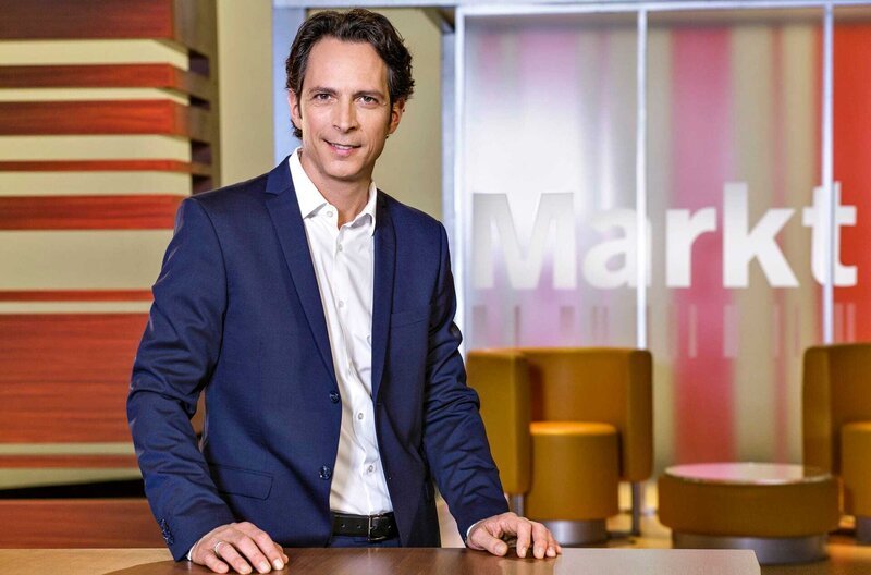 NORDDEUTSCHER RUNDFUNK Jo Hiller – Moderator des NDR Wirtschafts- und Verbrauchermagazins Markt Jo Hiller moderiert Markt. Das NDR Wirtschafts- und Verbrauchermagazin. Zu sehen immer montags um 20:15 Uhr im NDR Fernsehen. © NDR/​Christian Spielmann, honorarfrei – Verwendung gemäß der AGB im engen inhaltlichen, redaktionellen Zusammenhang mit genannter NDR-Sendung und bei Nennung „Bild: NDR/​Christian Spielmann“ (S2). NDR Presse und Information/​Fotoredaktion, Tel: 040/​4156–2306 oder -2305, pressefoto@ndr.de – Bild: NDR/​Christian Spielmann /​ NDR Presse und Information