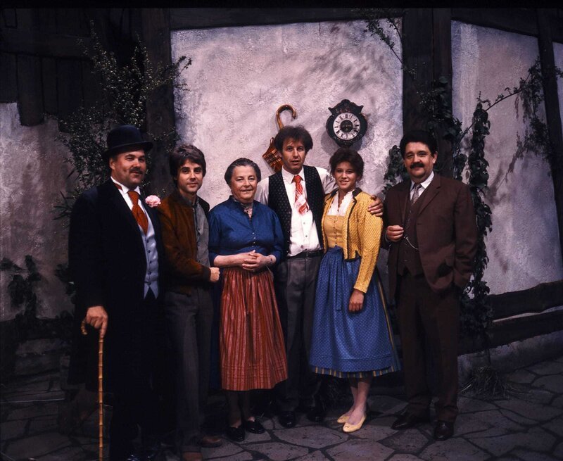 Die Schauspieler, von links: Gundas Vater, der Schirmflicker Hans Rupp (Georg Einerdinger), Michael Hopfenberger (Claus Obalski), Katrin, die Schwester des Uhrmachers (Maria Singer), Uhrmachermeister Niklas Ungemach (Gerhart Lippert), Gunda Rupp (Manuela Denz) und der Gehilfe Kasian (Max Grie§er). – Bild: BR/​Foto Sessner