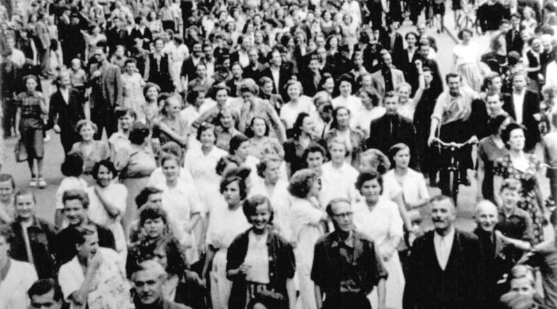 Auf dem Marktplatz in Halle, 17. Juni 1953. – Bild: ZDF und rbb/Alexander K. Ammer. Auf dem Marktplatz in Halle, 17. Juni 1953. – Bild: ZDF und rbb/Alexander K. Ammer.