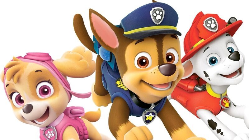 Sie sind ein unschlagbares Team (v.l.): die immer lächelnde Skye, das stolze Polizeihündchen Chase und der tollpatschige Feuerwehrwelpe Marshall. – Bild: 2016 Spin Master PAW Productions Inc. All Rights Reserved. © 2016 Viacom International Inc.