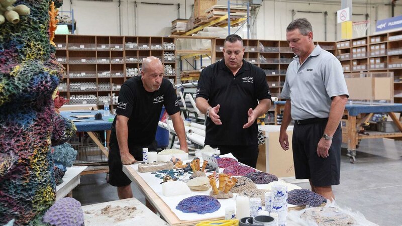 Greg explains to the guys what he wants the islands to look like. – Bild: Discovery Communications