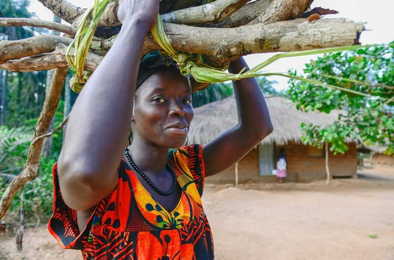 Auch schwere Arbeiten wie das Holztragen übernehmen auf Orango die Frauen. – Bild: Carlos Perez / Auch schwere Arbeiten wie das Holztragen übernehmen auf Orango die Frauen. Auch schwere Arbeiten wie das Holztragen übernehmen auf Orango die Frauen. – Bild: Carlos Perez / Auch schwere Arbeiten wie das Holztragen übernehmen auf Orango die Frauen.