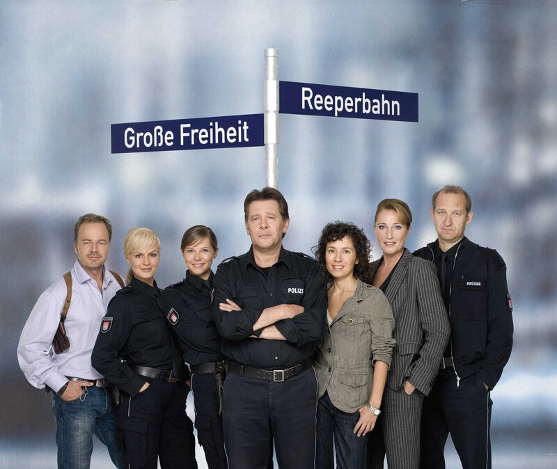 L-R: Henning Schulz (Till Demtrøder), Katja Metz (Anja Nejarri), Nicole Beck (Sophie Moser), Dirk Matthies (Jan Fedder), Hariklia „Harry“ Möller (Maria Ketikidou), Frau Küppers (Saskia Fischer), Lothar Krüger (Peter Heinrich Brix). – Bild: Heimatkanal