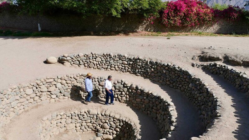 Wer Wasser hat, hat Macht: In der peruanischen Wüste kann nur überleben, wer erfinderisch ist. In Nazca transportieren unterirdische Kanäle Wasser aus großer Entfernung auf die Felder – seit Jahrtausenden. – Bild: ZDF und Michael Gregor/​doc.station GmbH./​Michael Gregor/​doc.station GmbH