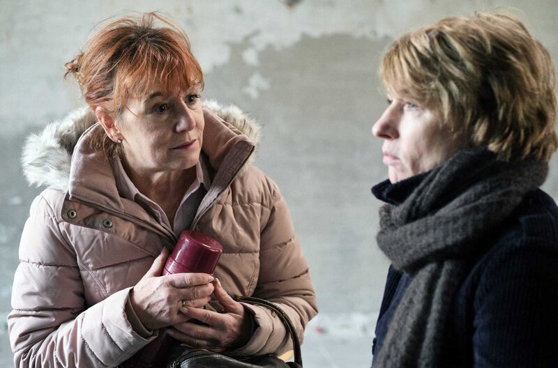 Das Mädchen mit den goldenen Händen – Bild: MDR/​if … Productions/​Erik Mosoni /​ Wenn Gudrun (Corinna Harfouch, re.) sich etwas in den Kopf gesetzt hat, dann kann sie keiner mehr davon abhalten, auch nicht ihre langjährige Freundin Victoria (Ulrike Krumbiegel, li.).