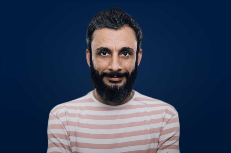 Moderator Ramo Ali. – Bild: BR/​Lisa Hinder/​Lisa Hinder