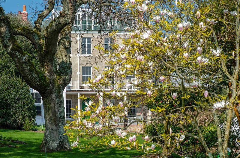 Das Hauteville House – hier entstanden einige der wichtigsten literarischen Werke des Schriftstellers Victor Hugo. – Bild: Jean-Christophe Godet / Das Hauteville House – hier entstanden einige der wichtigsten literarischen Werke des Schriftstellers Victor Hugo. Das Hauteville House – hier entstanden einige der wichtigsten literarischen Werke des Schriftstellers Victor Hugo. – Bild: Jean-Christophe Godet / Das Hauteville House – hier entstanden einige der wichtigsten literarischen Werke des Schriftstellers Victor Hugo.
