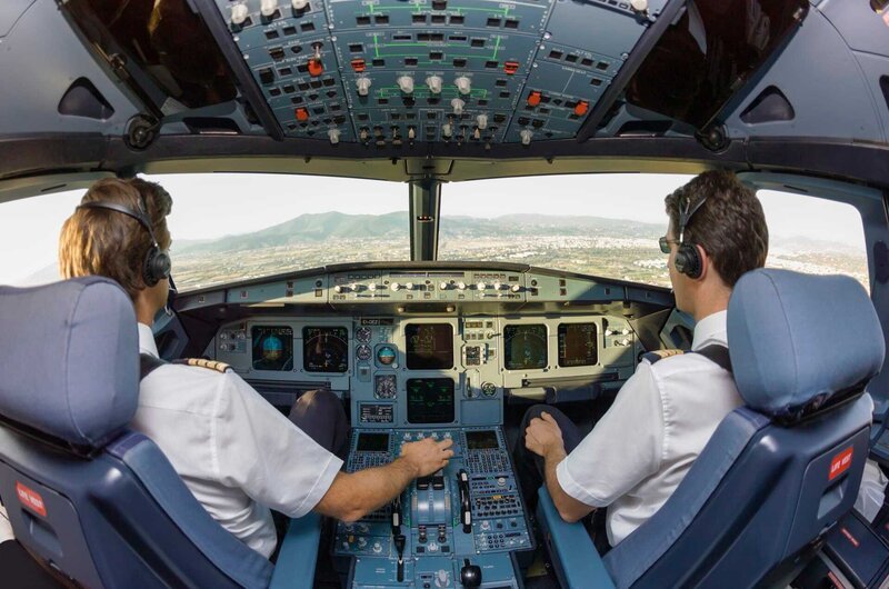Piloten im Cockpit eines Flugzeugs – Bild: ANGELO GIAMPICCOLO /​ © ANGELO GIAMPICCOLO