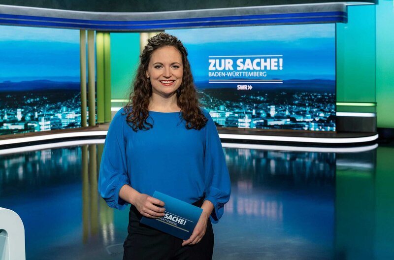 SÜDWESTRUNDFUNK Zur Sache! Baden-Württemberg Das Politikmagazin fürs Land, jew. donnerstags um 20:15 Uhr im SWR Fernsehen (BW). Moderatorin Alexandra Gondorf. © SWR/​Patricia Neligan, honorarfrei – Verwendung gemäß der AGB im engen inhaltlichen, redaktionellen Zusammenhang mit genannter SWR-Sendung und bei Nennung „Bild: SWR/​Patricia Neligan“ (S2+). SWR Presse/​Bildkommunikation, Baden-Baden, Tel: 07221/​929–22287, foto@swr.de – Bild: SWR/​Patricia Neligan /​ SWR Presse/​Bildkommunikation