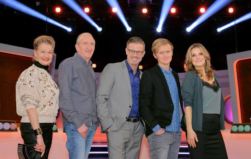 Ratespiel mit Spaß und Schwindel, mit Michael Antwerpes, jeweils montags um 22:00 Uhr im SWR Fernsehen. v.li. Ursula Cantieni, Mike Krüger, Michael Antwerpes, Pierre M. Krause und Kim Fisher. – Bild: SWR/​Peter A. Schmidt /​ SWR-Presse/​Bildkommunikation
