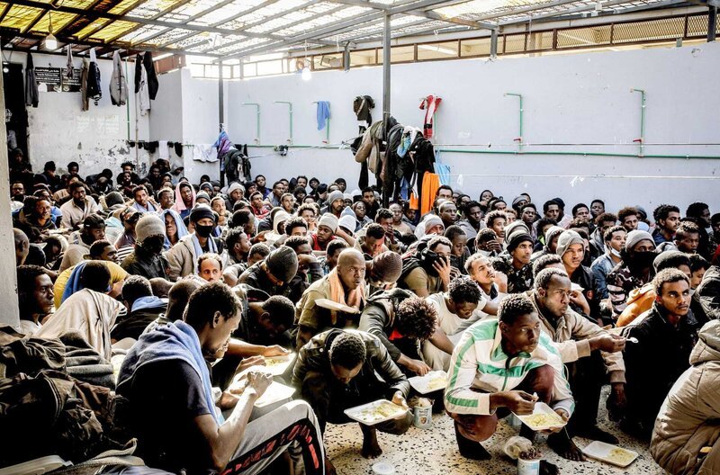 In den Gefangenenlagern in Libyen warten Tausende von Migranten unter menschenunwürdigen Bedingungen darauf, dass Milizen, die EU und die UNO über ihr Schicksal entscheiden. – Bild: Sara Creta/Magneto / © Sara Creta/Magneto In den Gefangenenlagern in Libyen warten Tausende von Migranten unter menschenunwürdigen Bedingungen darauf, dass Milizen, die EU und die UNO über ihr Schicksal entscheiden. – Bild: Sara Creta/Magneto / © Sara Creta/Magneto
