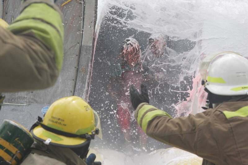Firefighters slide out of the plane. – Bild: Cineflix 2009 /​ National Geographic Channels Int
