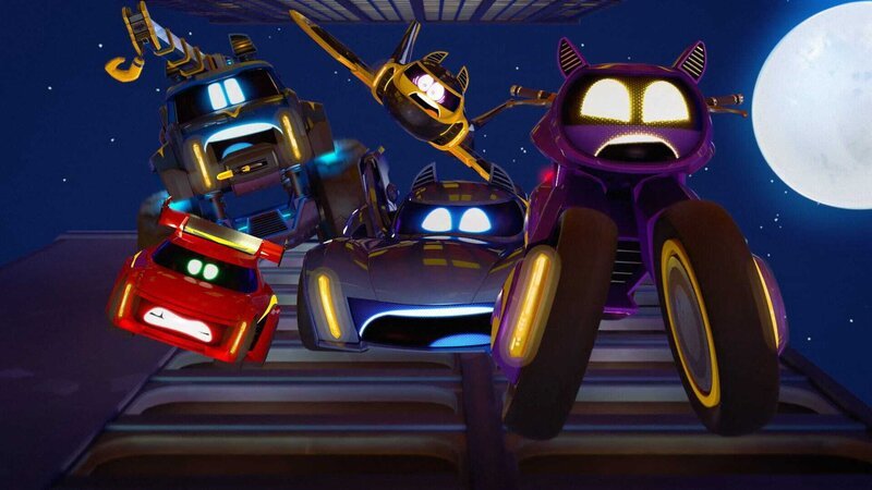 hintern, l-r: Buff (Noah Bentley), The Batwing /​ Wing ( Lilimar). Vorne, l-r: Redbird /​ Red (Jordan Reed), The Batmobile /​ Bam (Jacob Bertrand), Buff (Noah Bentley) – Bild: Warner Bros. Entertainment Inc. BATWHEELS and all related characters and elements are ™ of © DC
