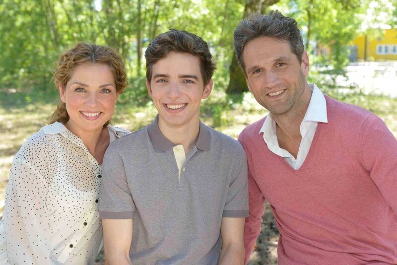 Familie Ahrens: (v.l.) Nina Ahrens (Maria Wedig), Luis Ahrens (Maximilian Braun) und Martin Ahrens (Oliver Franck) – Bild: RTL Passion