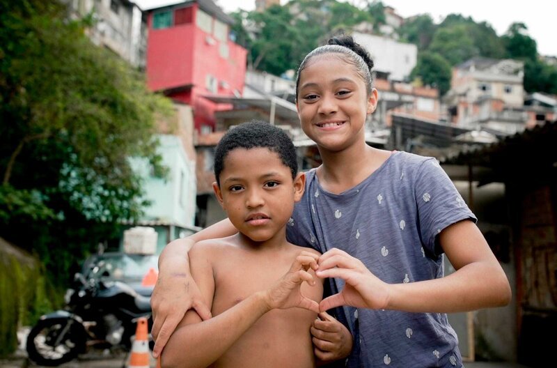 Wie viele Menschen in der Favela Rocinha leben weiß niemand so genau. Schätzungen gehen von 200.000 aus. Maria-Eduarda und Jose-Miguel leben gemeinsam mit ihrer Mutter in einem 1-Zimmer-Apartment. – Bild: SWR