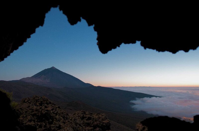 Mehr als 3.000 Meter hohe Berge, steile Felswände, Talkessel, Vulkane und Meeresabgründe, Wüsten und üppige Regenwälder, Wasserfälle, versteinerte Lavafelder und riesige Strände prägen das Landschaftsbild der Kanaren. – Bild: Wild Stories /​ © Wild Stories