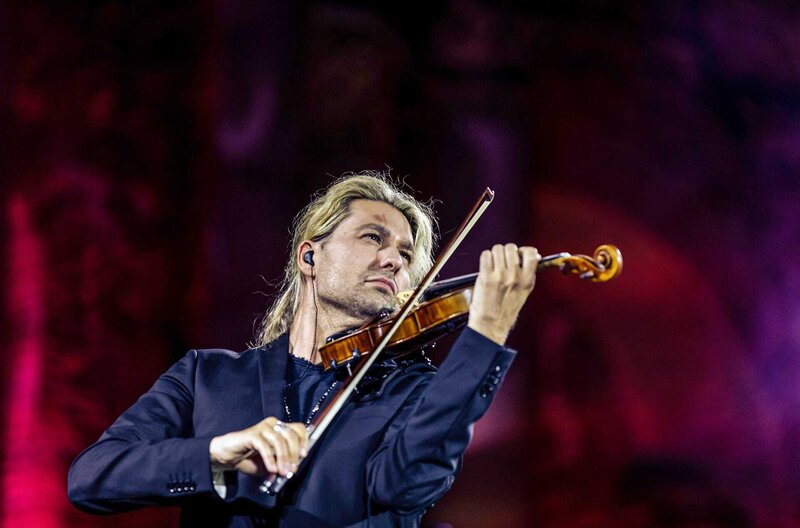 David Garrett in concert – Bild: Phil Porter /​ Auf Sizilien spielt David Garrett Stücke aus seinem aktuellen Bestseller-Album „ICONIC“ mit Musik von Vivaldi, Schumann, Saint-Saëns, Dvorák, Kreisler und vielen anderen Komponisten, die er in neuen Bearbeitungen  …