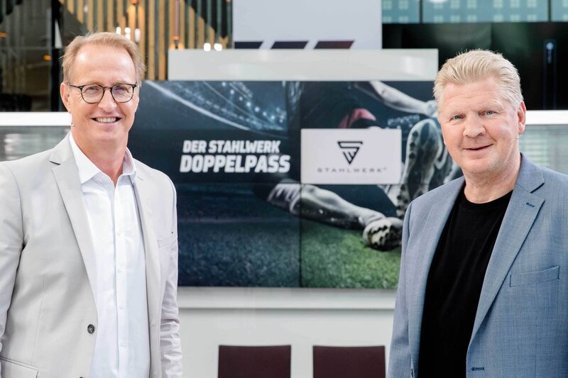 L-R: Der STAHLWERK Doppelpass mit Moderator Florian König und Experte Stefan Effenberg – Bild: SPORT1