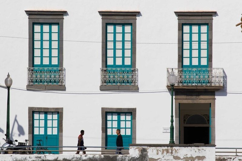 Traditionelle Architektur statt Bettenburgen: In Lanzarote dominieren weiß gekalkte Fassaden und grüne oder blaue Fenster und Türen. – Bild: ZDF und Patricia Brouard. Traditionelle Architektur statt Bettenburgen: In Lanzarote dominieren weiß gekalkte Fassaden und grüne oder blaue Fenster und Türen. – Bild: ZDF und Patricia Brouard.