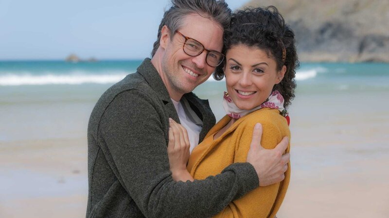 „Rosamunde Pilcher: Wie von einem anderen Stern“ mit Natalie (Liza Tzschirner) und Benjamin (Daniel Aichinger). – Bild: ZDF/​JON AILES