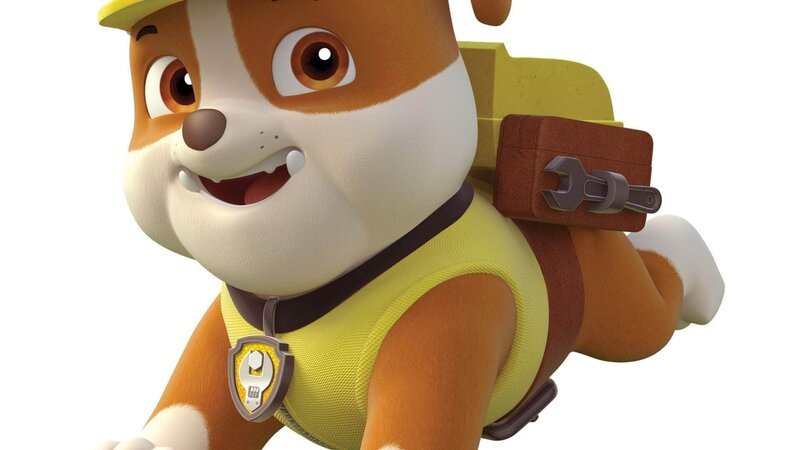 Mit seinem Bagger kann die englische Bulldogge Rubble Dinge anheben und zur Seite schieben. Das ist eine große Hilfe für die Paw Patrol! Außerdem hat Rubble keine Scheu vor Schmutz und ist daher immer mit vollem Körpereinsatz dabei. – Bild: 2016 Spin Master PAW Productions Inc. All Rights Reserved. © 2016 Viacom International Inc.