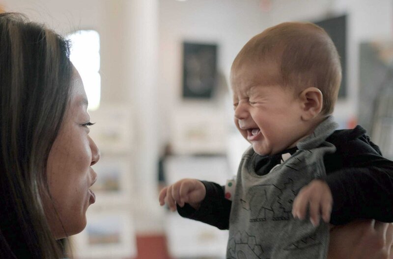 Jin trifft in ihrer Wahlheimat Südafrika ihr Patenkind Ethan, während sie hofft, eines Tages selbst ein Kind zu bekommen. – Bild: ZDF /​ © JJ Productions /​ © JJ Productions