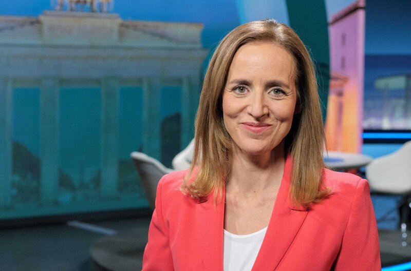 PHOENIX Eva Lindenau – PHOENIX – DER EREIGNIS- UND DOKUMENTATIONSKANAL VON ARD UND ZDF Eva Lindenau (WDR) PHOENIX-Programmgeschäftsführerin im „unter den linden“ Studio. Â© phoenix/​Thomas Ernst, honorarfrei – Verwendung gemäÃŸ der AGB im Rahmen einer engen, unternehmensbezogenen Berichterstattung im PHOENIX-Zusammenhang bei Nennung „Bild: phoenix/​Thomas Ernst“ (S2+), PHOENIX-Kommunikation, Tel: 0228/​9584–196, Fax: -199, presse@phoenix.de – Bild: phoenix/​Thomas Ernst /​ PHOENIX-Kommunikation