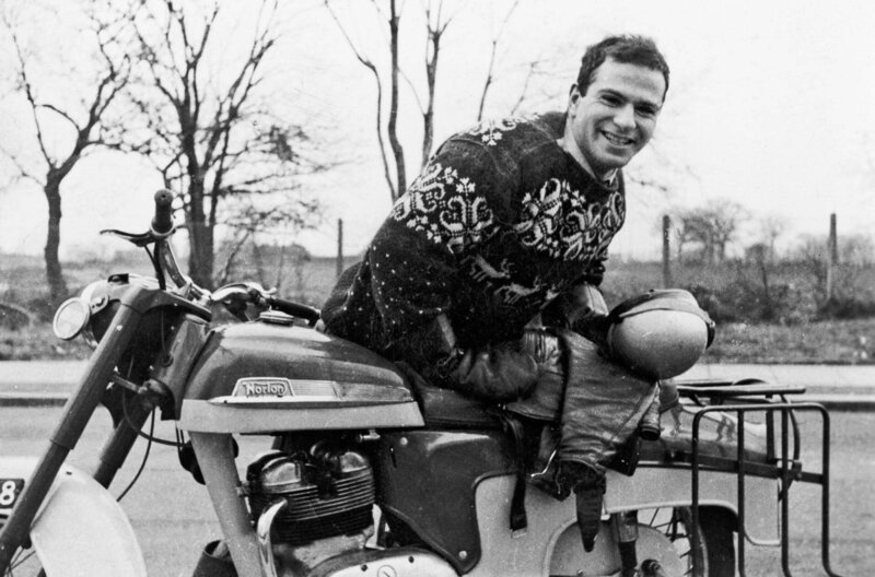 Oliver Sacks als junger Mann mit seinem Motorrad. – Bild: WDR/​Sacks Archive