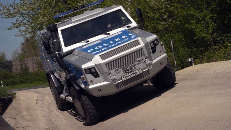 Der Survivor R steht in einer langen Tradition von Sonderwagen der deutschen Polizei. – Bild: WeltN24 GmbH / Stefan Dexh / FOTO: © WeltN24 GmbHDieses Bild darf bis 31.12.2025 honorarfrei für redaktionelle Zwecke und nur im Rahmen der Programmankün Der Survivor R steht in einer langen Tradition von Sonderwagen der deutschen Polizei. – Bild: WeltN24 GmbH / Stefan Dexh / FOTO: © WeltN24 GmbHDieses Bild darf bis 31.12.2025 honorarfrei für redaktionelle Zwecke und nur im Rahmen der Programmankün