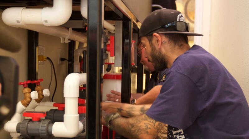 Kyle and Rick working on the blooming for Titus O’Neil’s tank. – Bild: Animal Planet /​ Discovery Communications