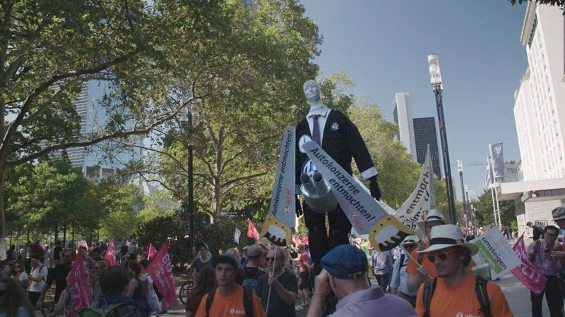 Demonstranten protestieren gegen die Macht der Autoindustrie auf der IAA 2019. – Bild: ZDF und Leonard Bendix./​Leonard Bendix