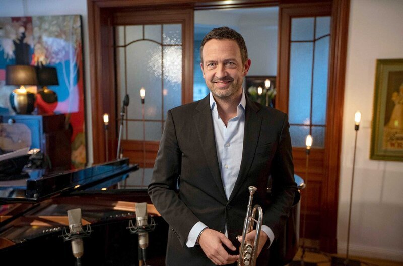 Till Brönner ist einer der führenden deutschen Jazz-Trompeter und Teil des Wohnzimmerkonzertes. – Bild: Daniel Waldhecker /​ Till Brönner ist einer der führenden deutschen Jazz-Trompeter und Teil des Wohnzimmerkonzertes.